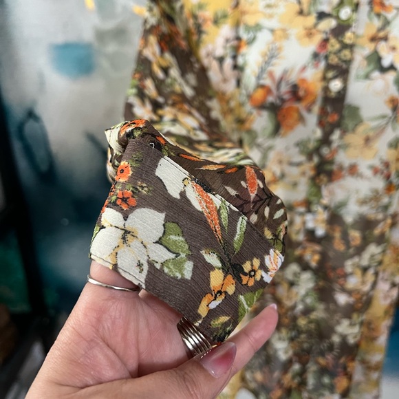 Adeline | Contrast Floral Button-Up Blouse - Picture 5 of 8